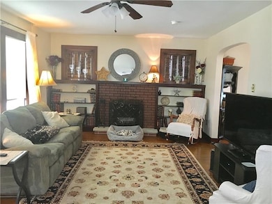 Living rm w/fireplace