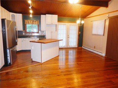 Open design in the kitchen and dining rooms. Islan