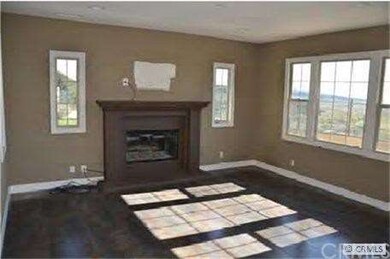 Living Room w/ Fire Place #2