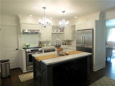 Kitchen. Stainless Steel appliances equip this fab