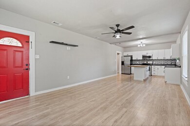 318 1/2 College St unit 505, Cleburne, TX 76033 - photo 6