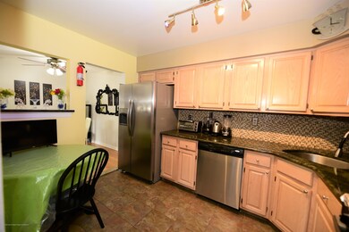 205 Michaels Ct unit 205, Woodbridge, NJ 07095 - photo 2