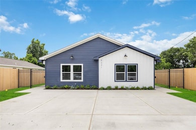 8221 Tower St unit A, Houston, TX 77088 - photo 2