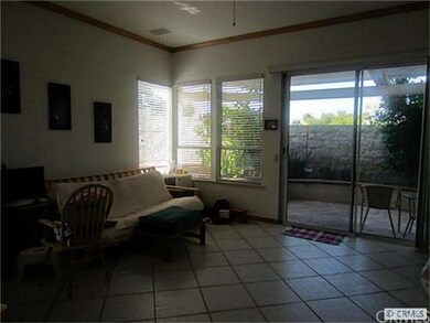 Spacious family room w/glass sliding door to backy