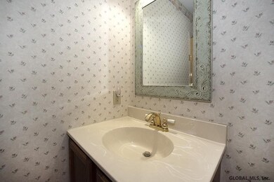 70 Benjamin Ln, Schenectady, NY 12309 - photo 7