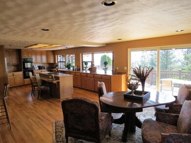 4390 Tami Ln, Central Point, OR 97502 - photo 2