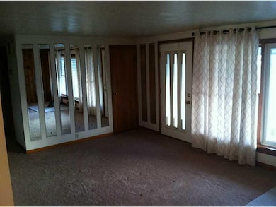 Entry/Foyer.