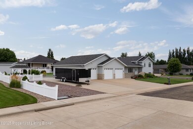 837 17th St E, Dickinson, ND 58601 - photo 2