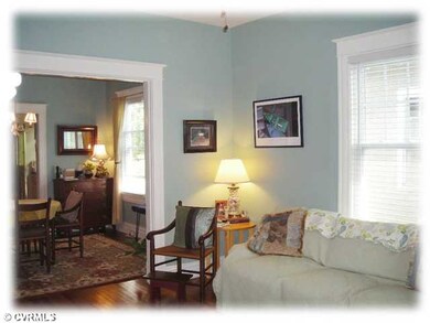 Living Room - Living room has beautiful heart of p