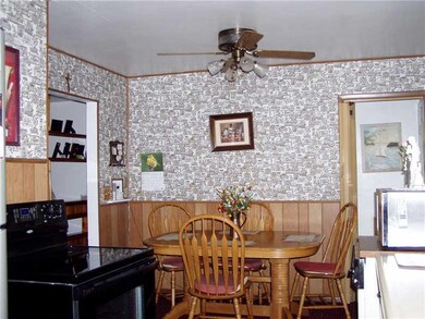 Dining Room. Kitchen/dinnette.