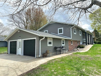 80 Lake Shore Dr, Emmetsburg, IA 50536 - photo 2