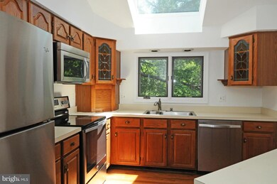 2083 Gillen Ln, Falls Church, VA 22043 - photo 7