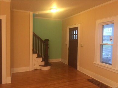 Fornt Entrance ( hardwood floors)