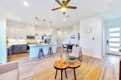 2306 Springwood Dr, Houston, TX 77055 - photo 3