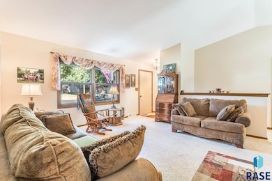 704 S Rohl Dr, Sioux Falls, SD 57103 - photo 2