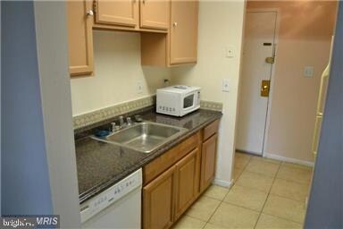3961 Lyndhurst Dr unit 302, Fairfax, VA 22031 - photo 2
