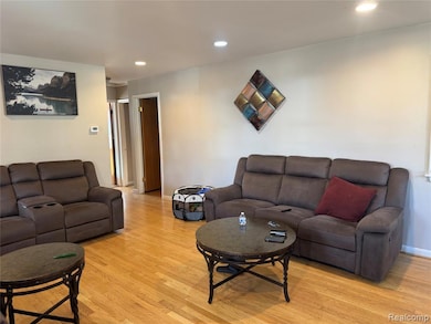 32075 Saint Annes Dr, Warren, MI 48092 - photo 5