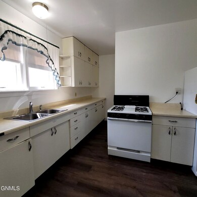 205 S 3rd St, Glen Ullin, ND 58631 - photo 3