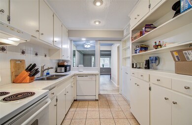 11609 Chimney Rock Rd unit B, Houston, TX 77035 - photo 6