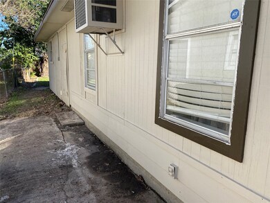 10829 Stover St, Houston, TX 77075 - photo 4