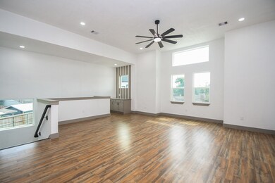 5901 Crest Ct unit B, Houston, TX 77033 - photo 5