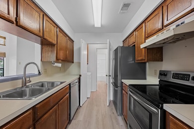 Kitchen with appliances with stainless steel fini