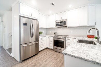 Updated kitchen w/ peninsula