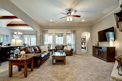 Good sized living room with 2 electric outlets in