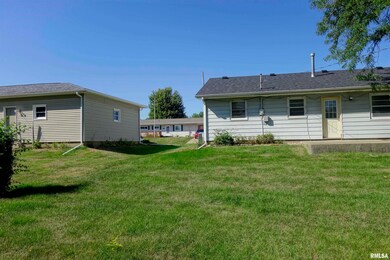 1833 W 38th Place, Davenport, IA 52806 - photo 3