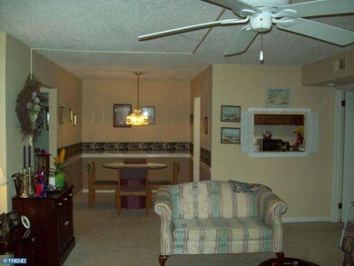 146 Riversedge Dr, Norristown, PA 19403 - photo 2