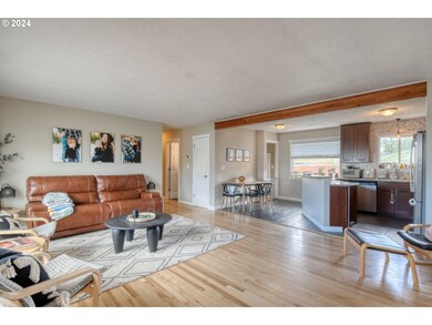 Living Room/Entrance