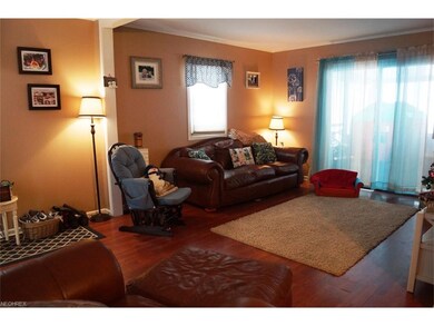 COZY LIVING ROOM WITH LOTS OF LIGHT