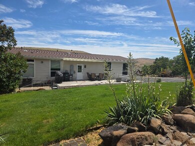 624 Dufur Ave, Maupin, OR 97037 - photo 3