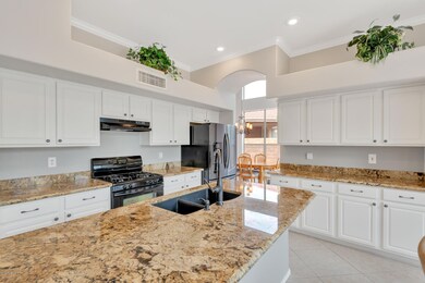 Delightful Kitchen w/pull out drawers