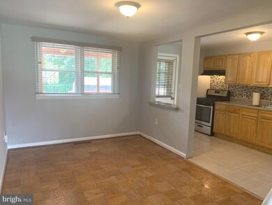 949 Circle Dr, Halethorpe, MD 21227 - photo 5