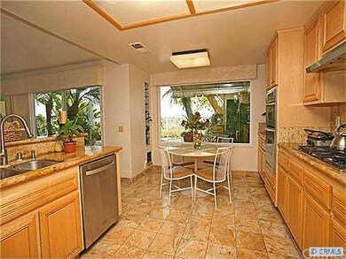Updated Deluxe Kitchen with Stainless Steel Applia