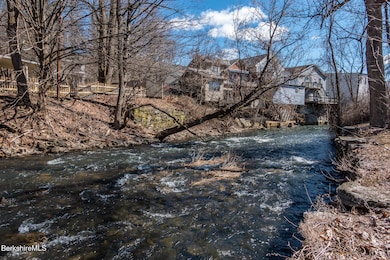 Rear Exterior / Williams River