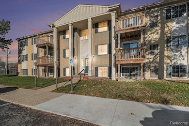 45200 Keding St unit 101, Utica, MI 48317 - photo 2