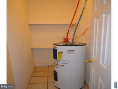 302 S 52nd St unit 3R, Philadelphia, PA 19143 - photo 5