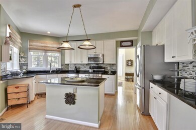 15412 Cedarhurst Ct, Centreville, VA 20120 - photo 2