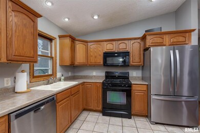 4022 W 13th St, Davenport, IA 52804 - photo 2