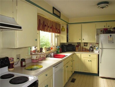 Isn't this the most pleasant kitchen...