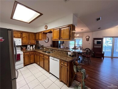 915 Citrus Dr, Alamo, TX 78516 - photo 3