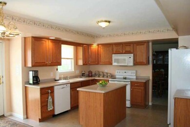 3327 Pequot Dr, Reading, PA 19608 - photo 2