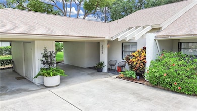 This location of this END-UNIT Villa affords privacy.
