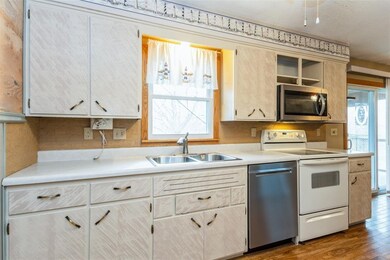 3221 Tamara Dr SW, Cedar Rapids, IA 52404 - photo 4