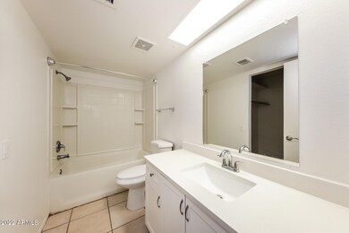 011-photo-main-bathroom-11538579
