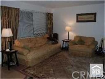 Warm and Inviting Livingroom