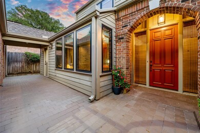 10215 Piping Rock Ln, Houston, TX 77042 - photo 2