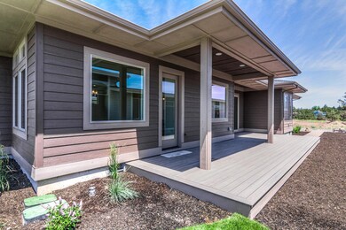 696 NW Rimrock Dr, Redmond, OR 97756 - photo 4